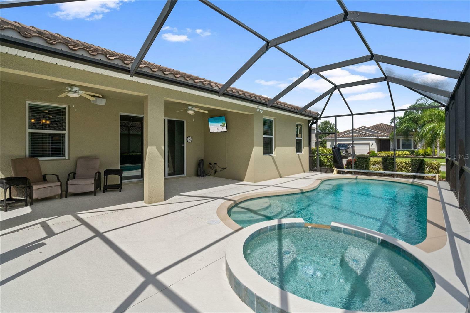 Property Photo:  5545 Pamplona Way  FL 34233 