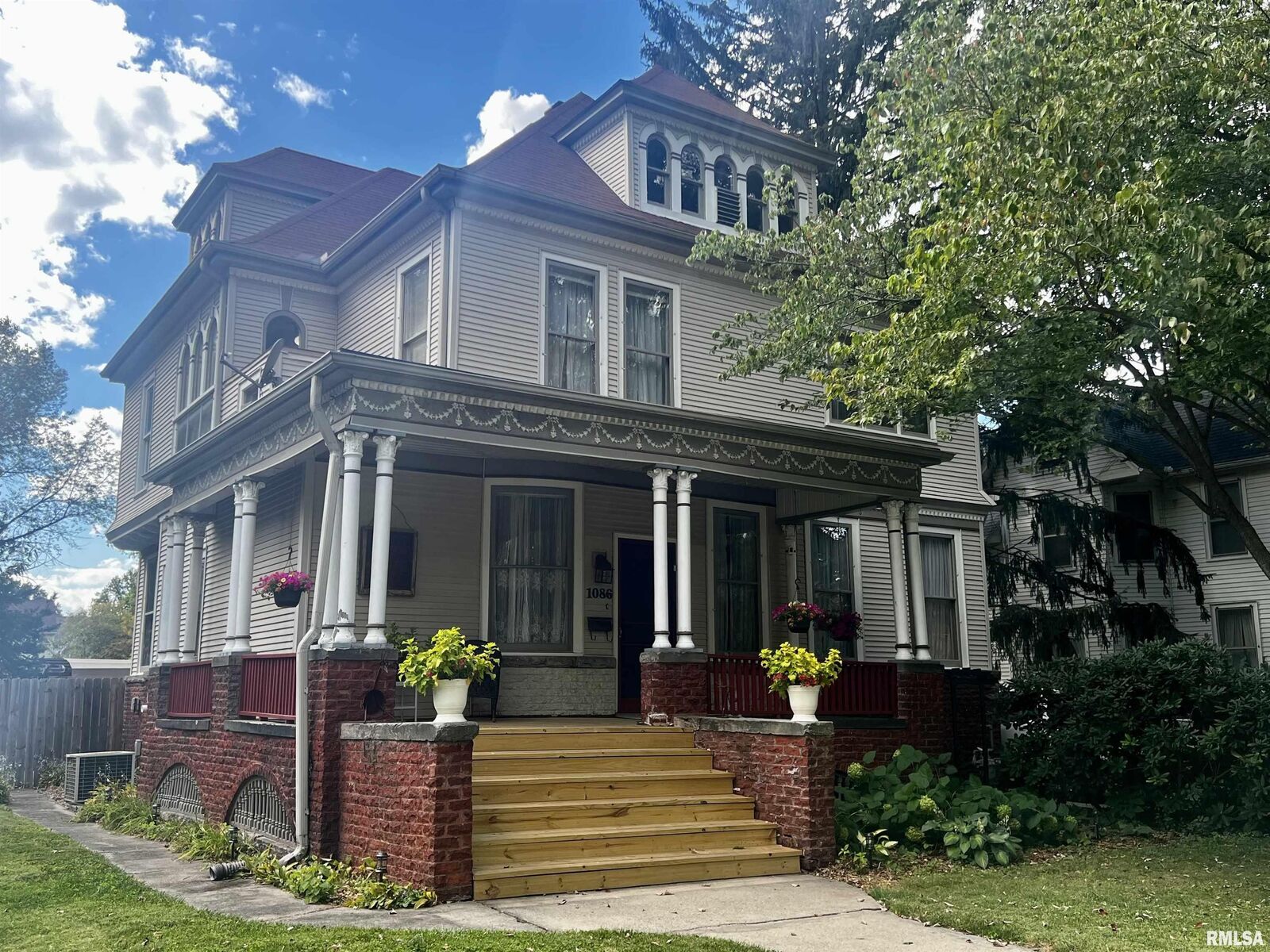 Property Photo:  1086 N Cherry Street  IL 61401 
