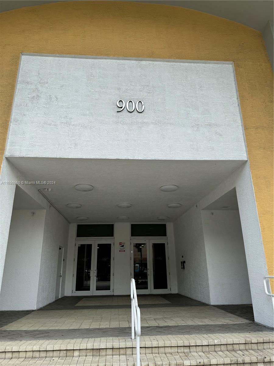 Property Photo:  900 SW 8th St 604  FL 33130 