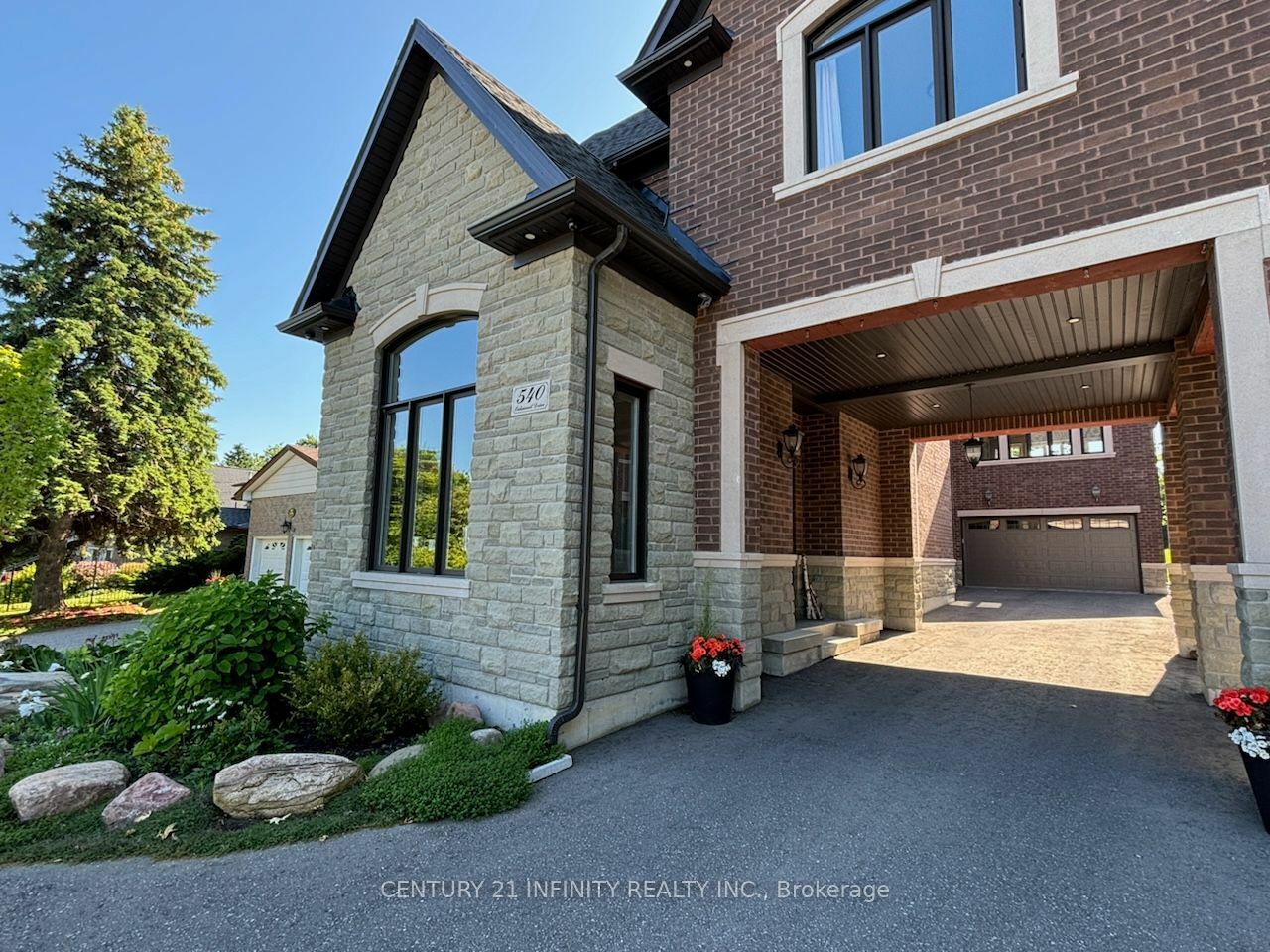 Photo de la propriété:  540 Oakwood Dr  ON L1W 2M7 