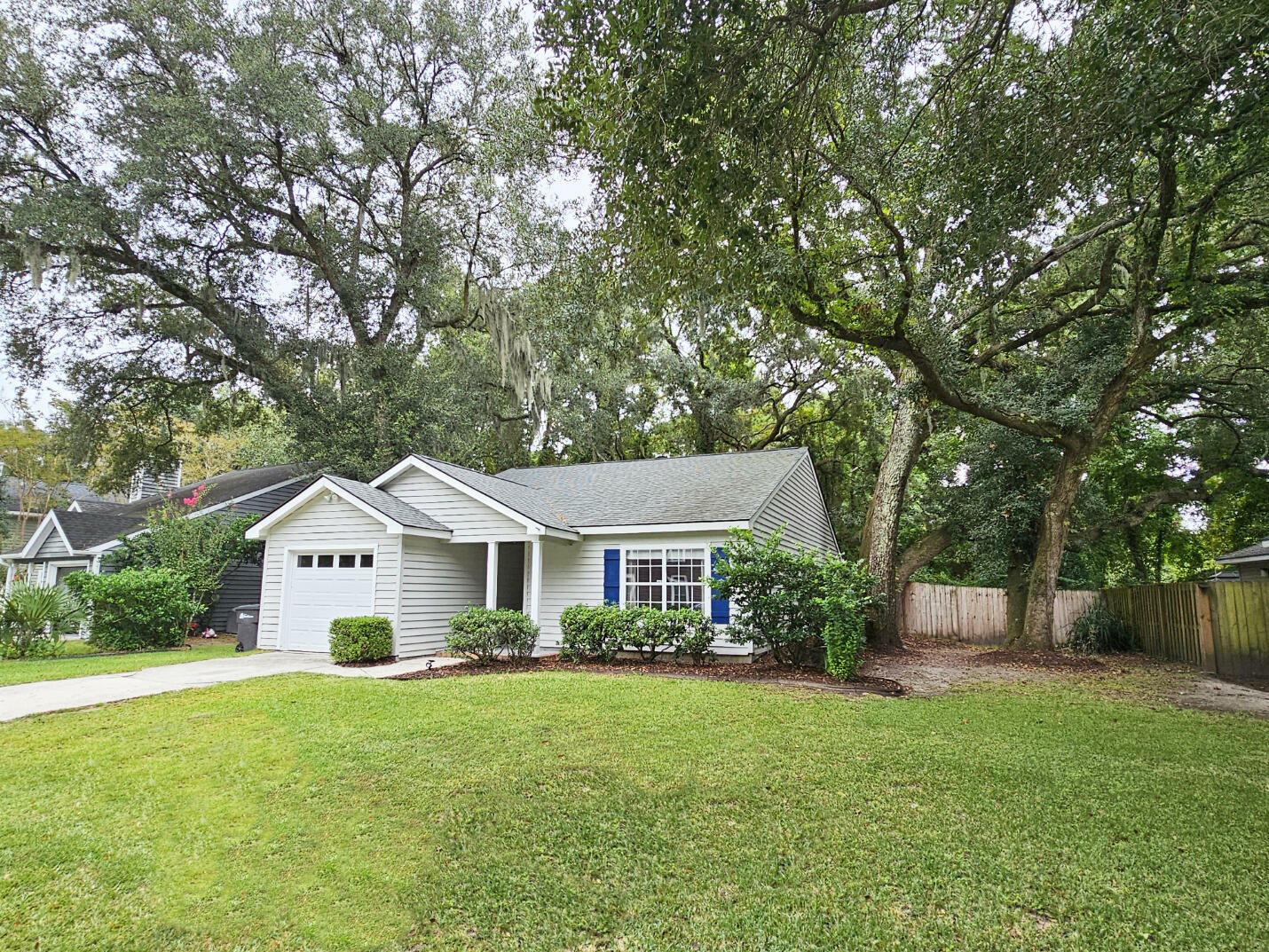 Property Photo:  512 Castle Hall Road  SC 29464 