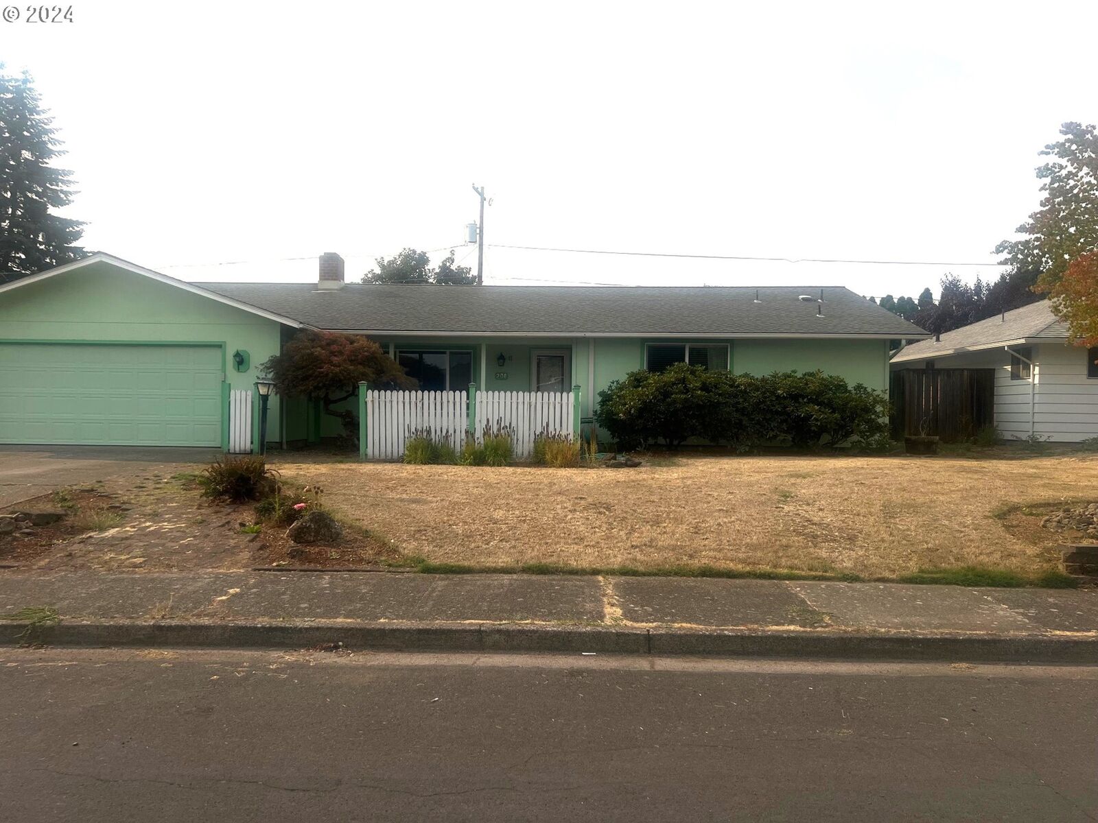 Property Photo: 208 E Anchor Ave OR 97404