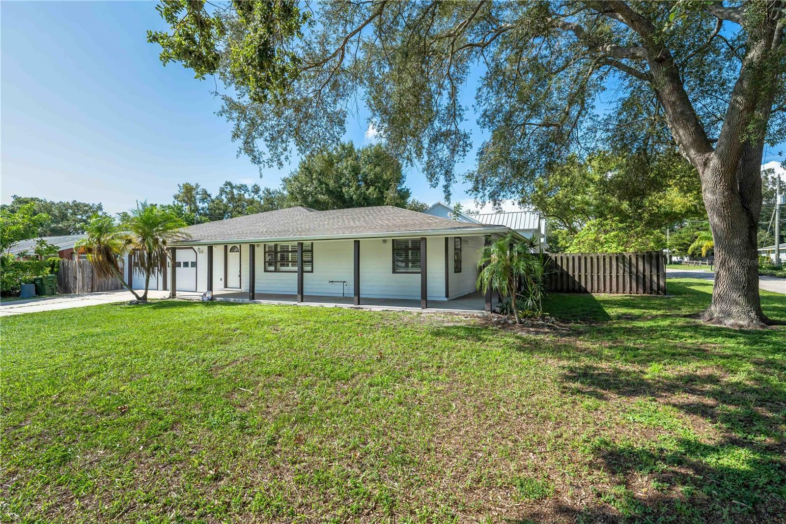 Property Photo:  2491 Hawthorne Street  FL 34239 