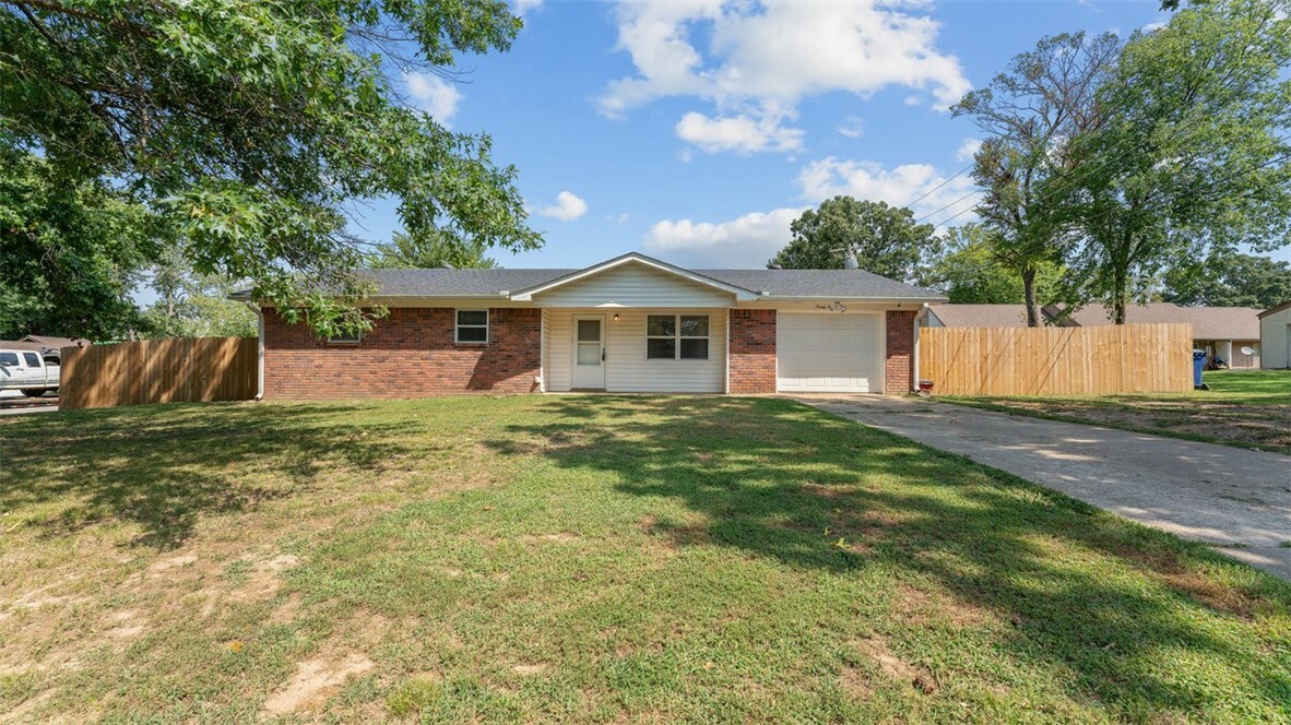 Property Photo:  2103 W Twin Springs Street  AR 72761 