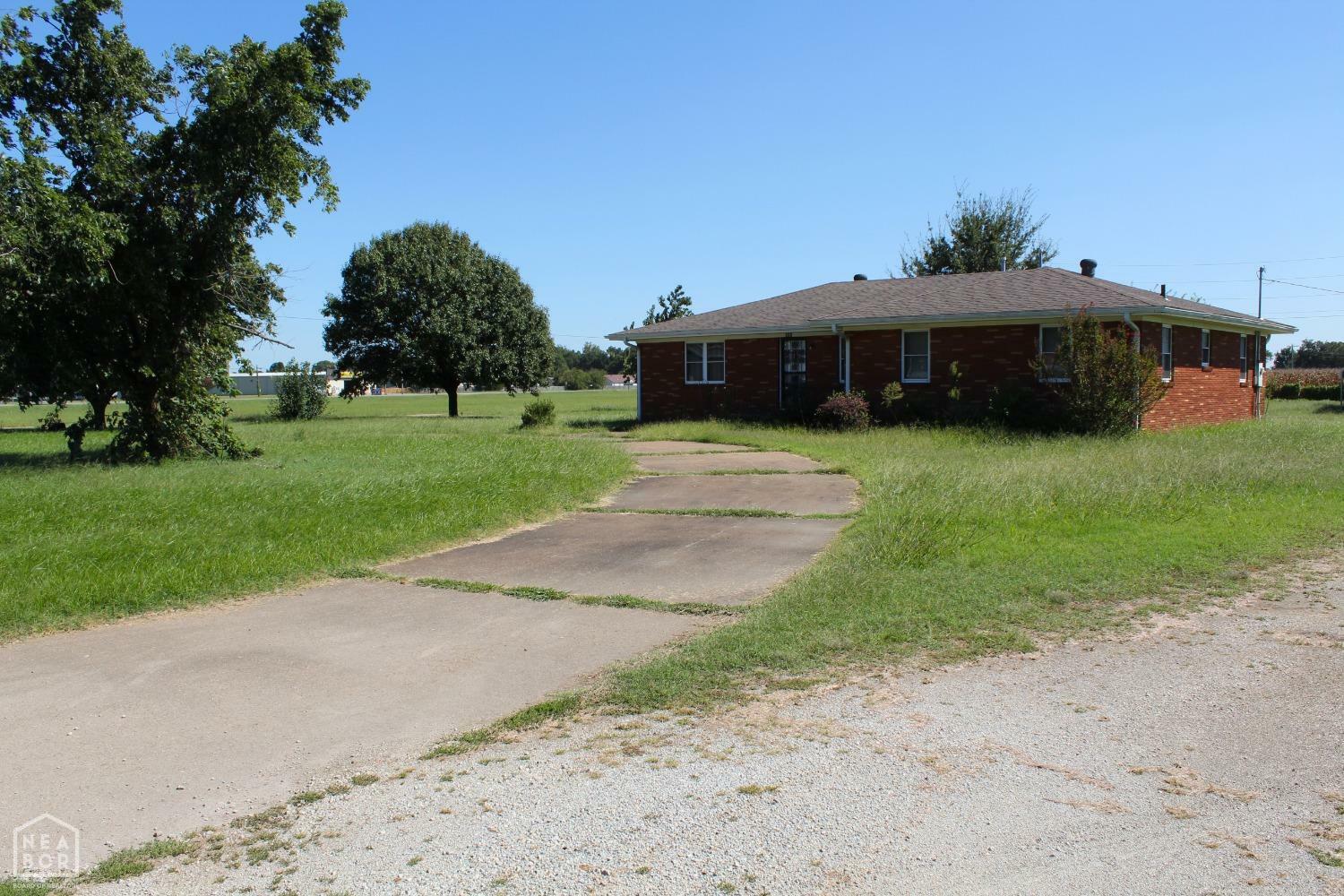 Property Photo:  402 W Robinson St  AR 72411 