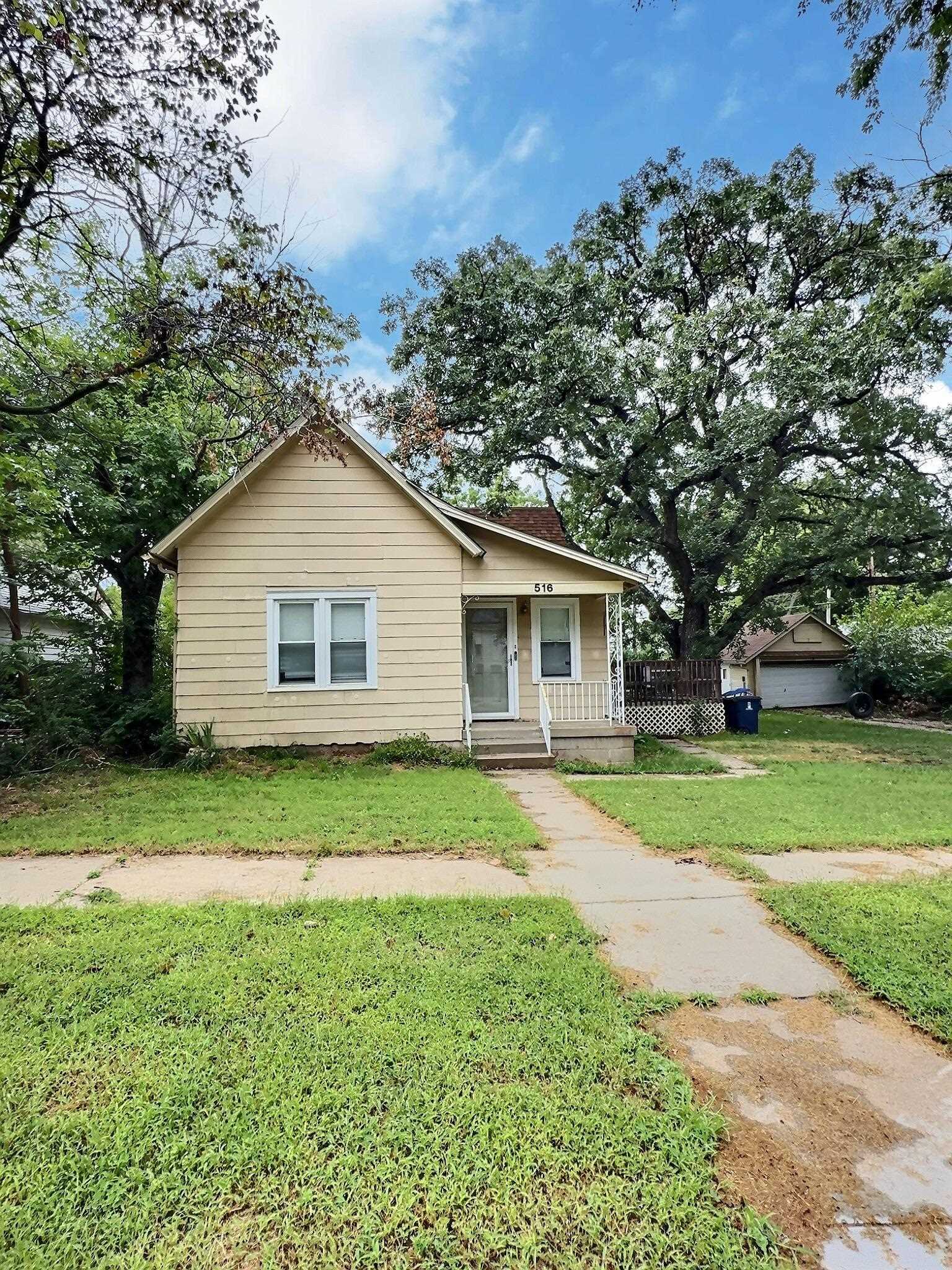 Property Photo:  516 W Carr Ave  KS 67042-2703 