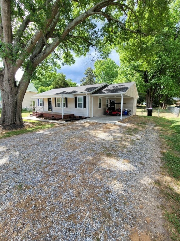 Property Photo: 104 Hillcrest Avenue SC 29627