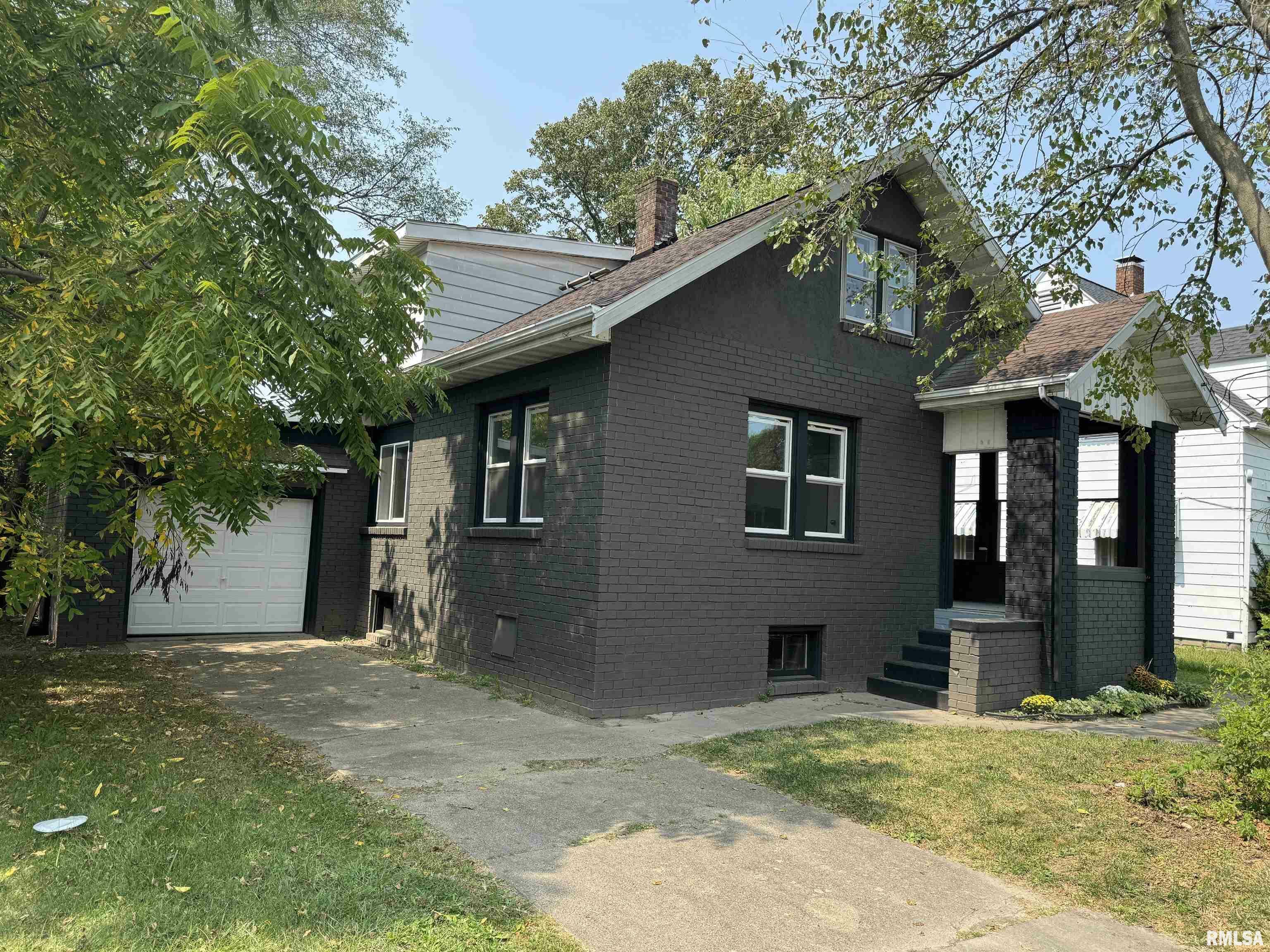 Property Photo:  2233 N University Street  IL 61604 