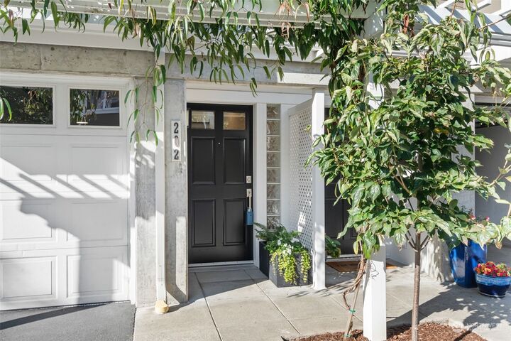 Property Photo:  202 5th Place S  WA 98033 