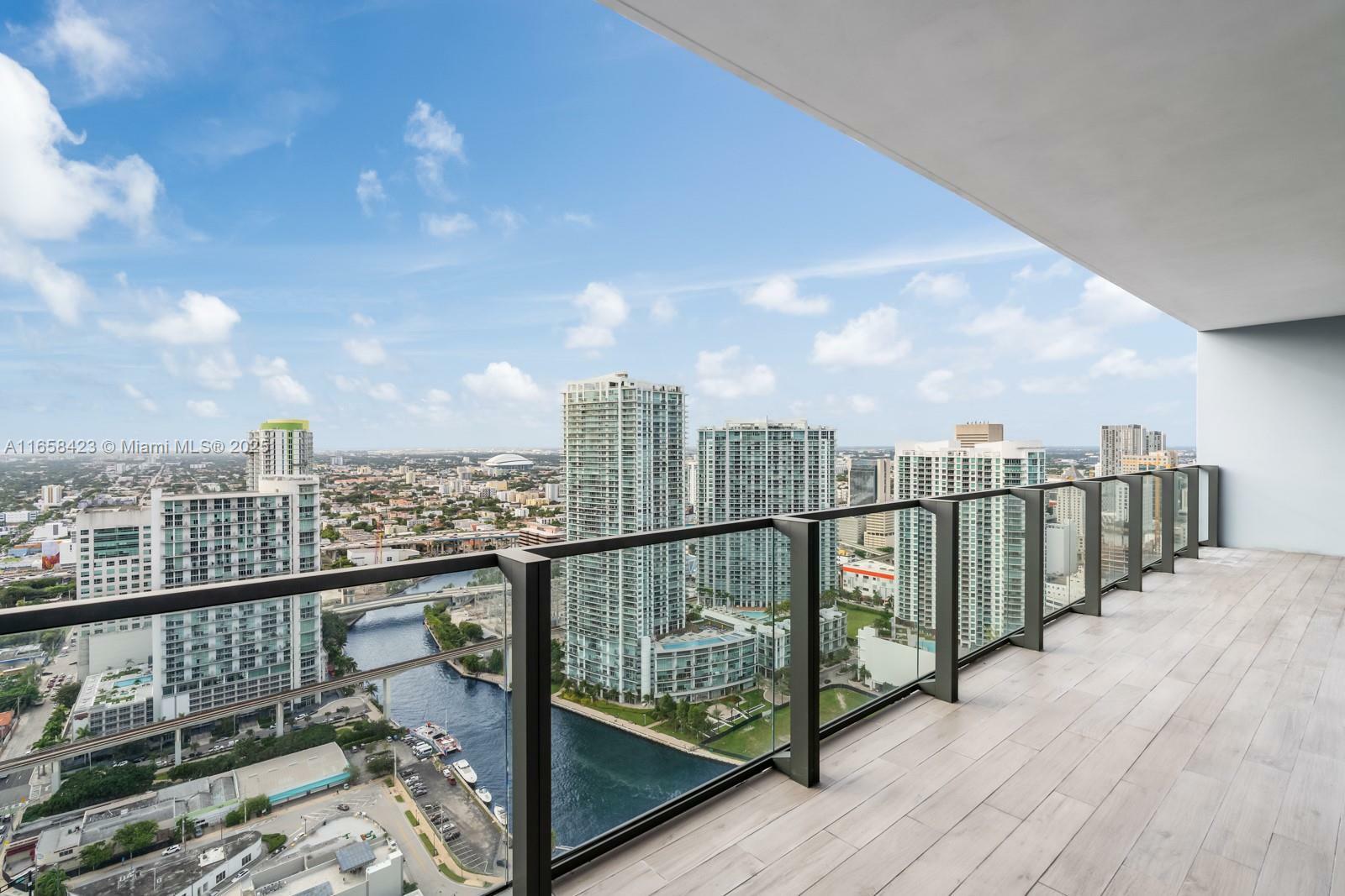 Property Photo: 68 SE 6th St 3706 FL 33131