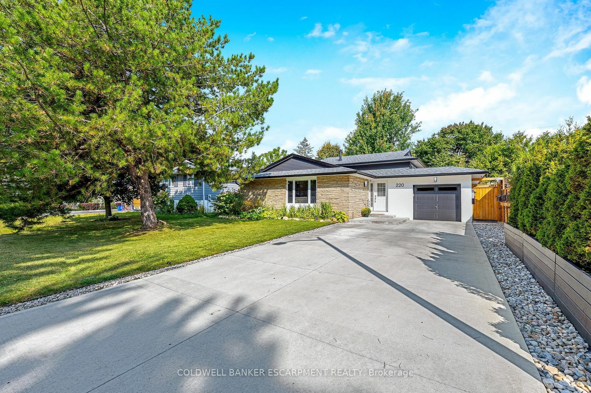 Photo de la propriété:  220 Elmore Dr  ON L7J 1T5 