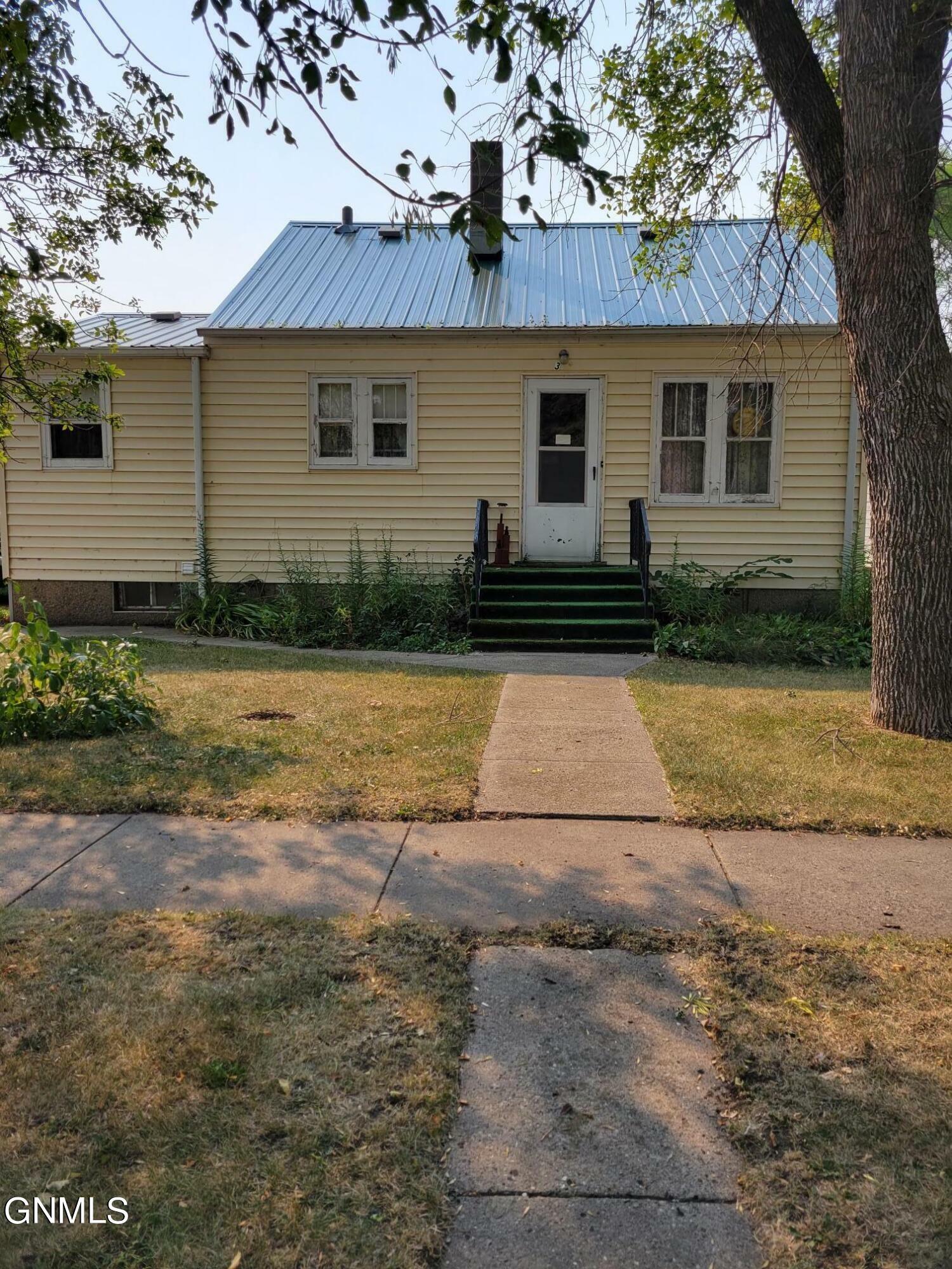 Property Photo:  312 1st Avenue SW  ND 58413 