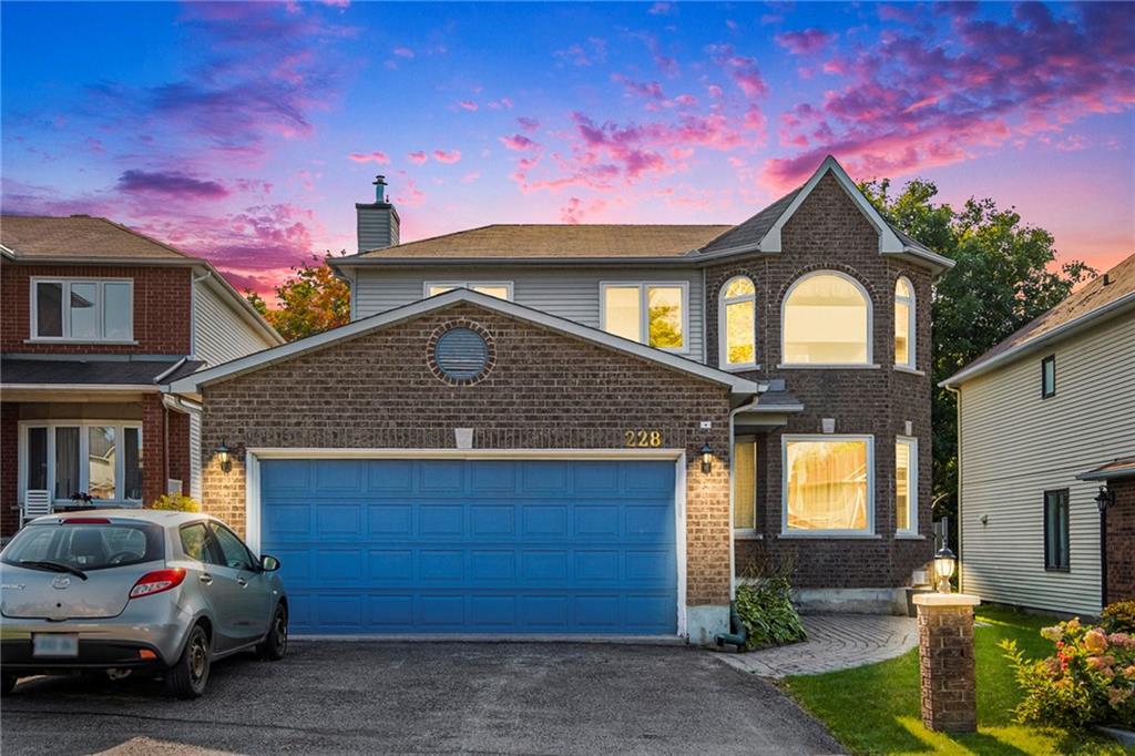 Photo de la propriété: 228 McGibbon Drive ON K2L 3Y5