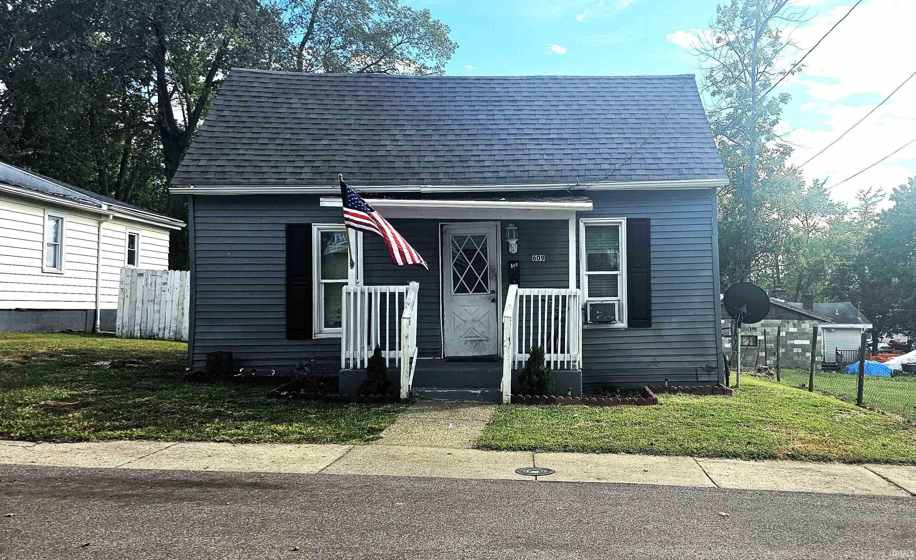 Property Photo:  609 E Walnut Street  IN 47601 