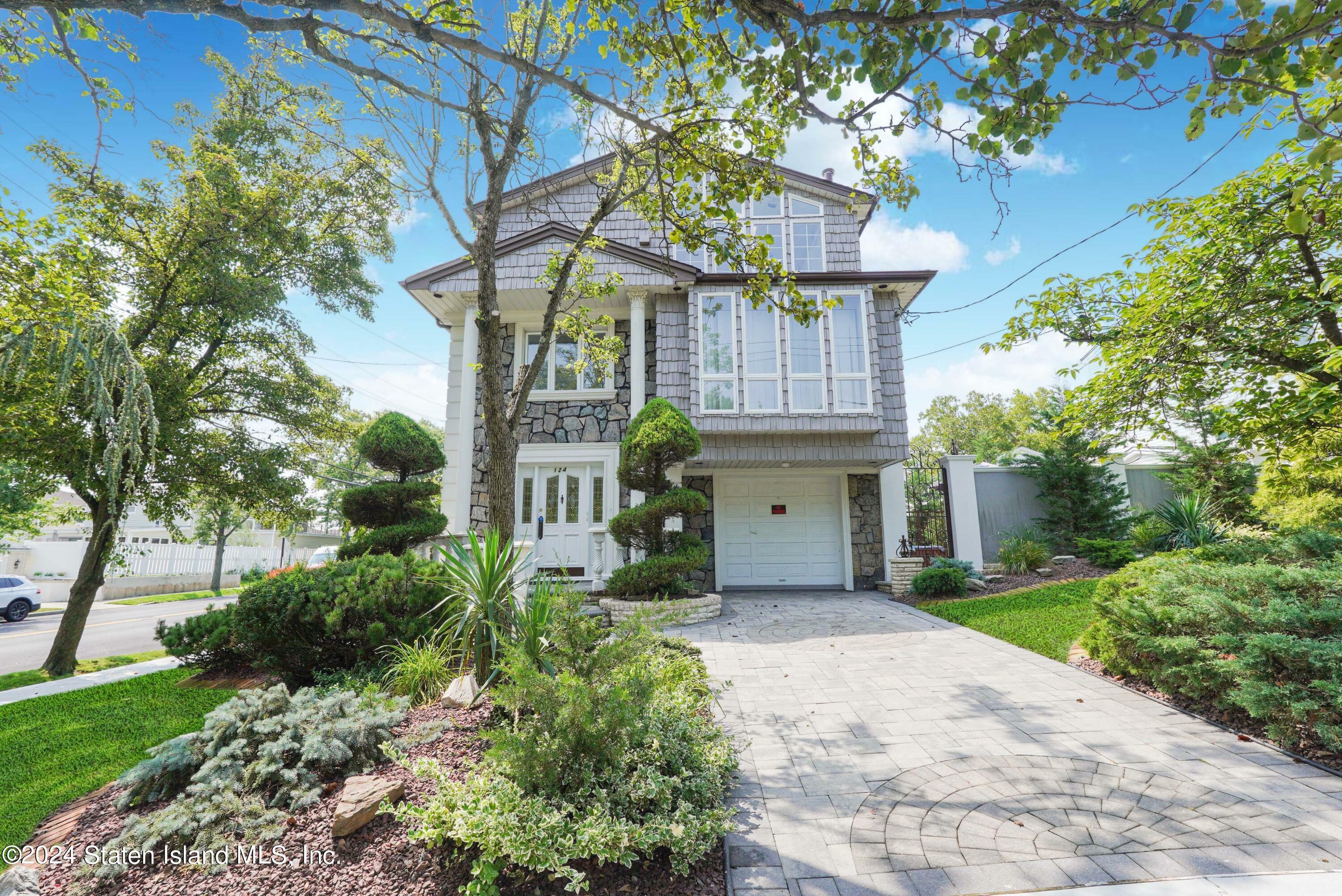 Property Photo:  124 Scranton Avenue  NY 10312 