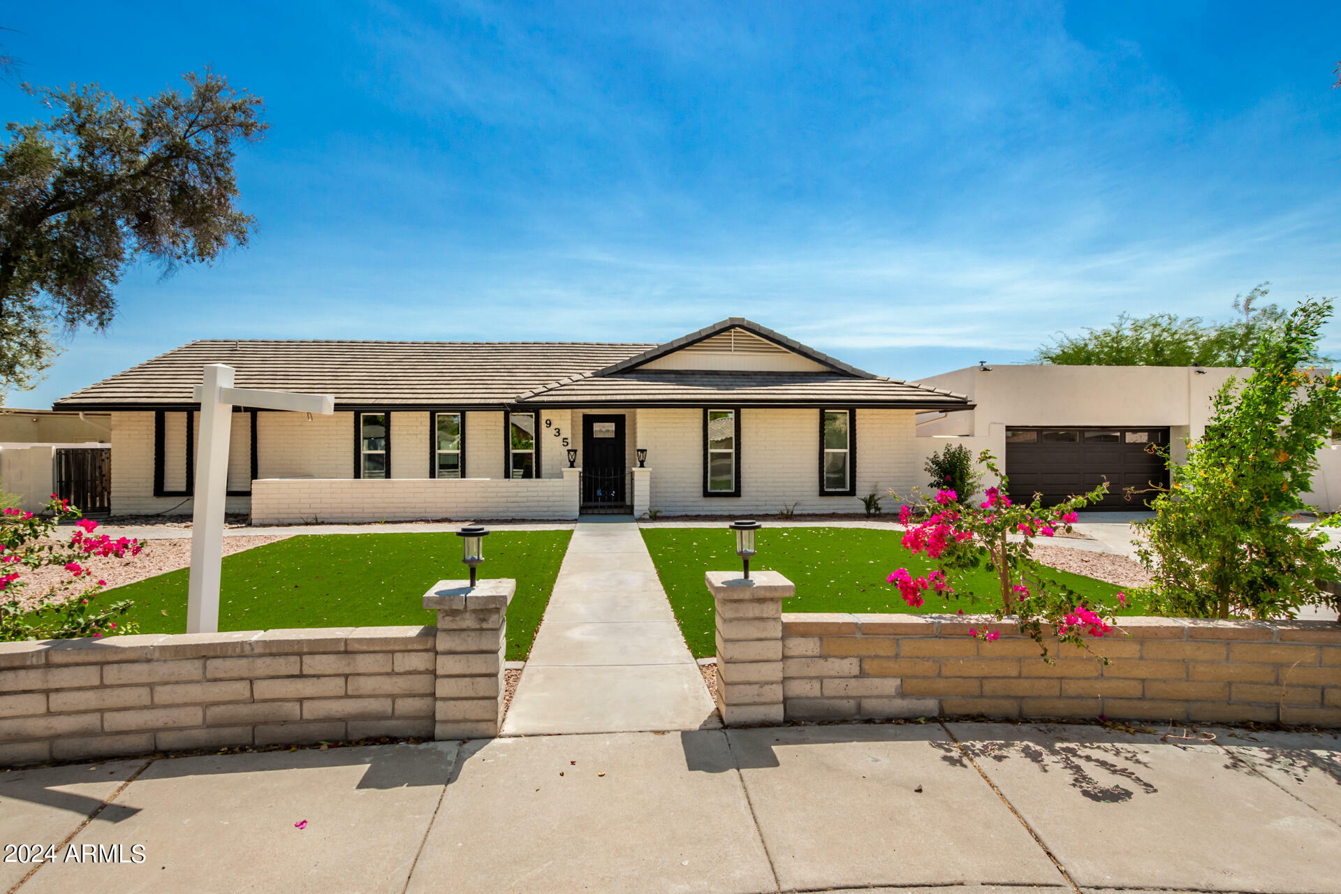 Property Photo:  935 E Libra Drive  AZ 85283 