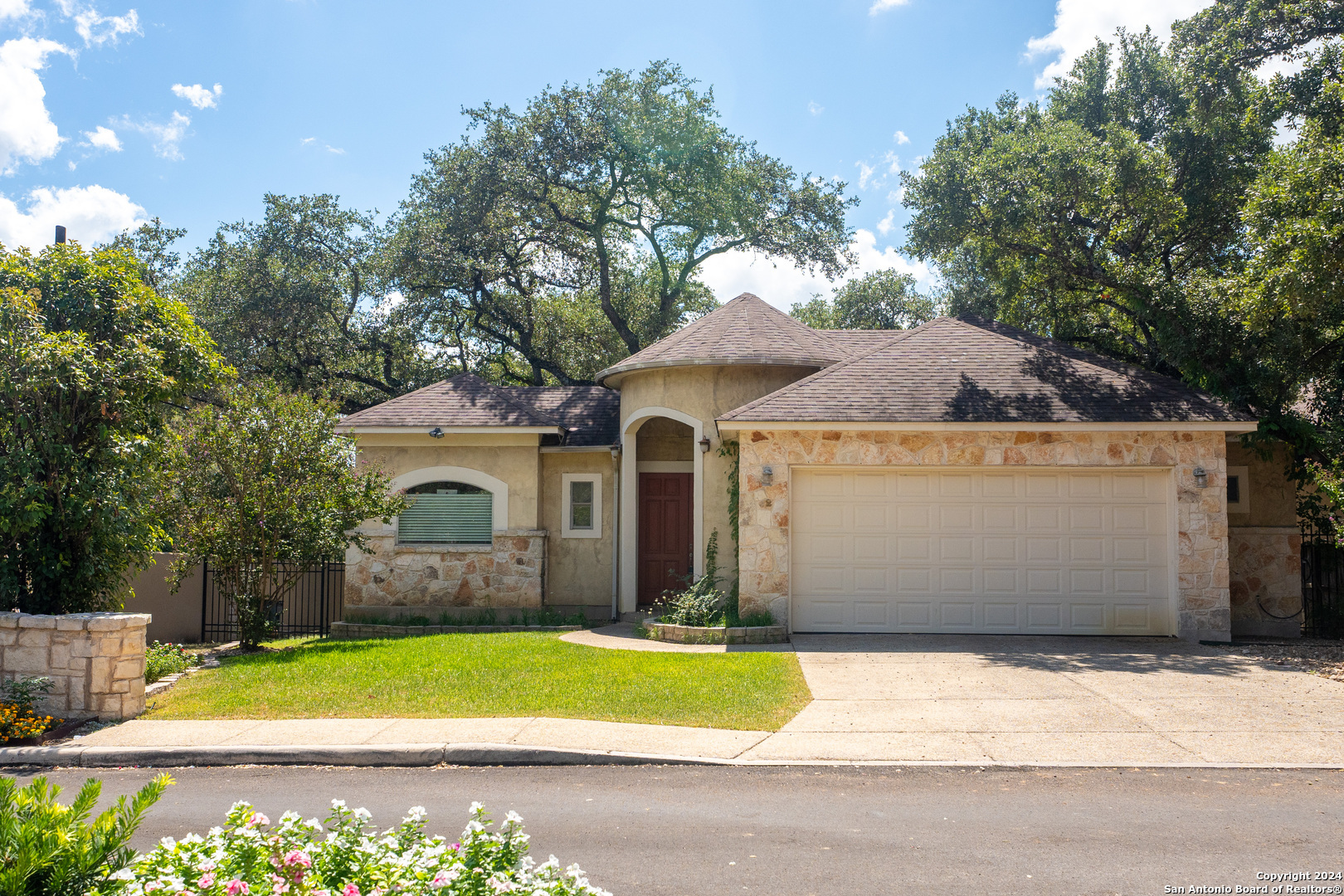 Property Photo:  2 Shady Cv  TX 78213 