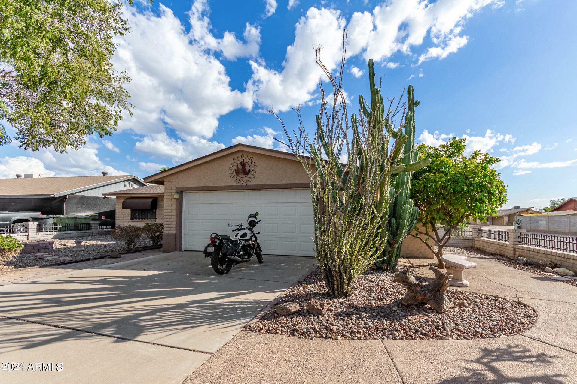 Property Photo: 7237 W Rose Lane AZ 85303