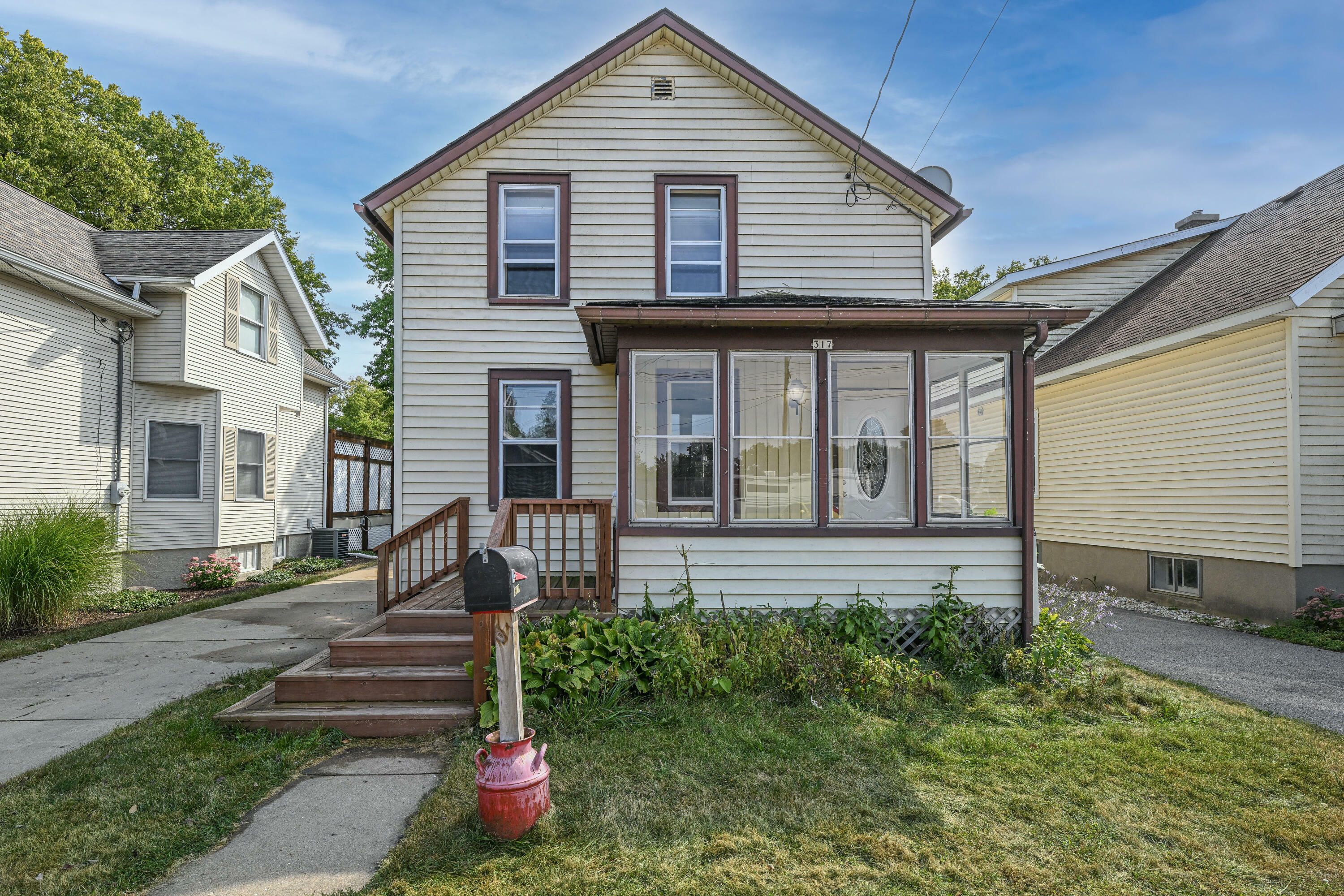 Property Photo:  317 Fox St  WI 53105 