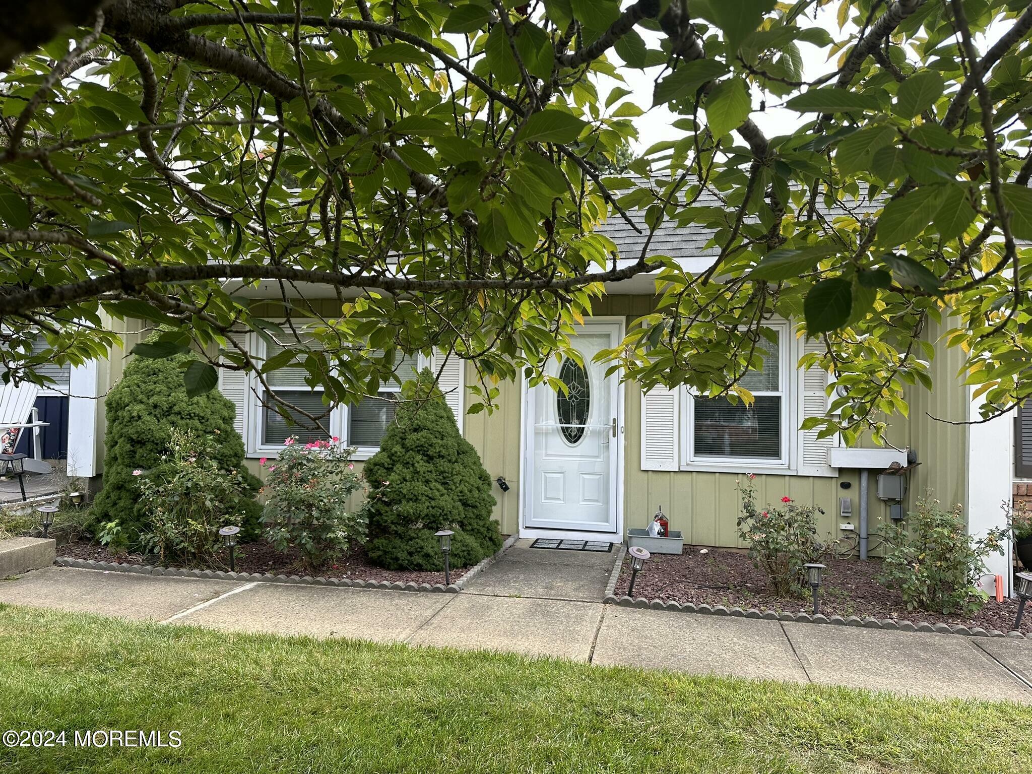 Property Photo:  4 Regent Court  NJ 08723 