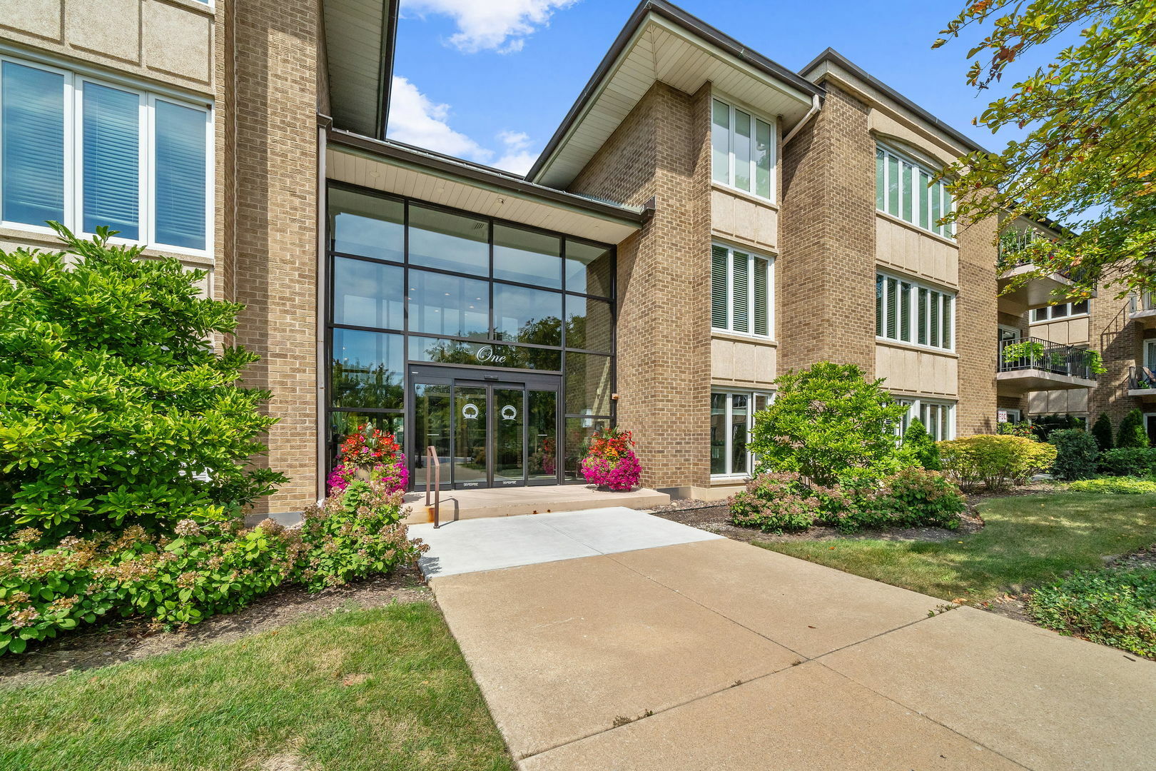 Property Photo:  1 Oak Brook Club Drive B303  IL 60523 