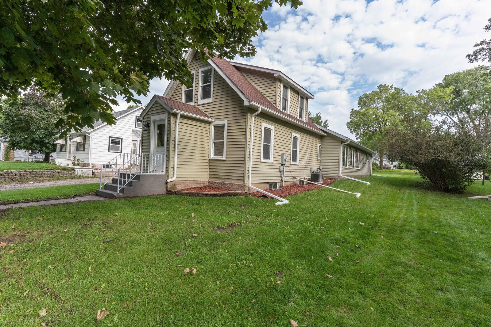 Property Photo:  613 Mary Avenue SE  MN 56201 