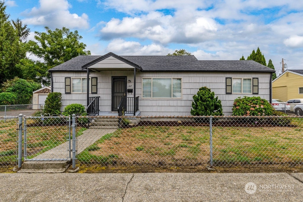 Property Photo:  107  16th Street SE  WA 98002 