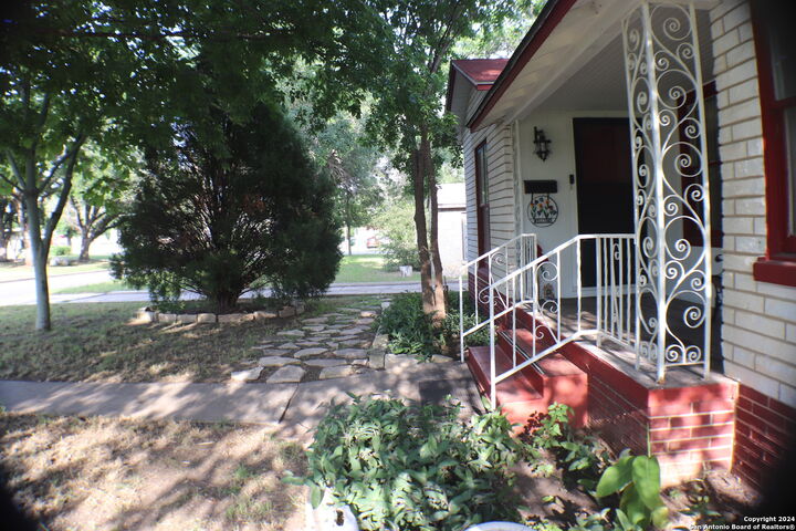 Property Photo: 2306 W Huisache TX 78201