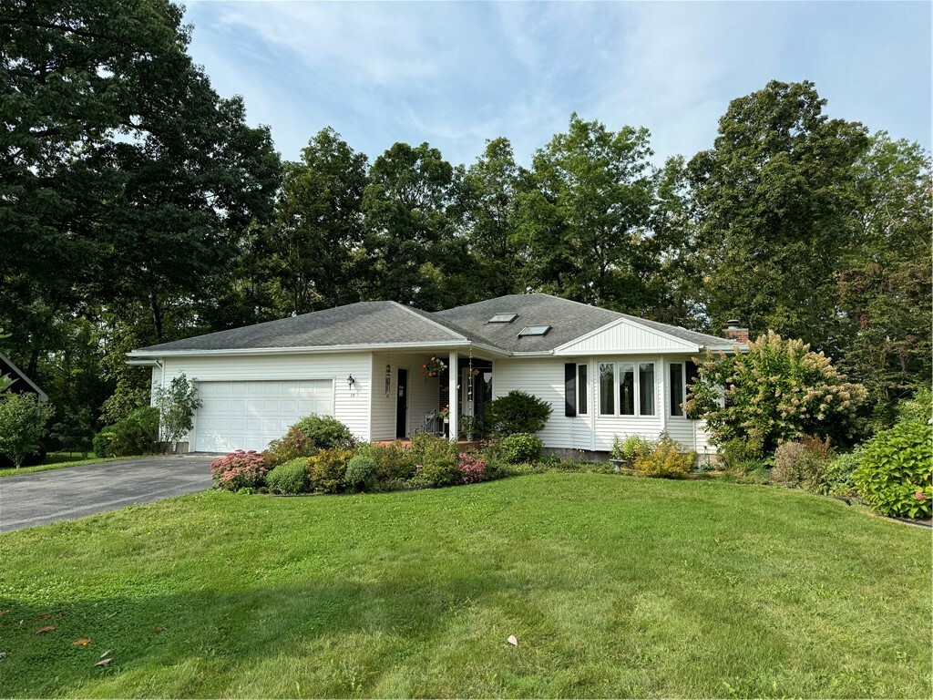 Property Photo:  10 Orchard Park Drive  NY 14456 