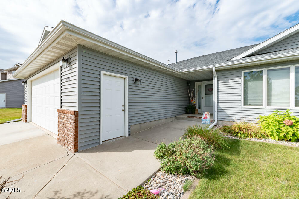 Property Photo:  1130 N 33rd Street  ND 58501 