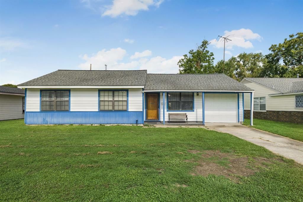 Property Photo:  505 N Circle Drive  TX 77520 