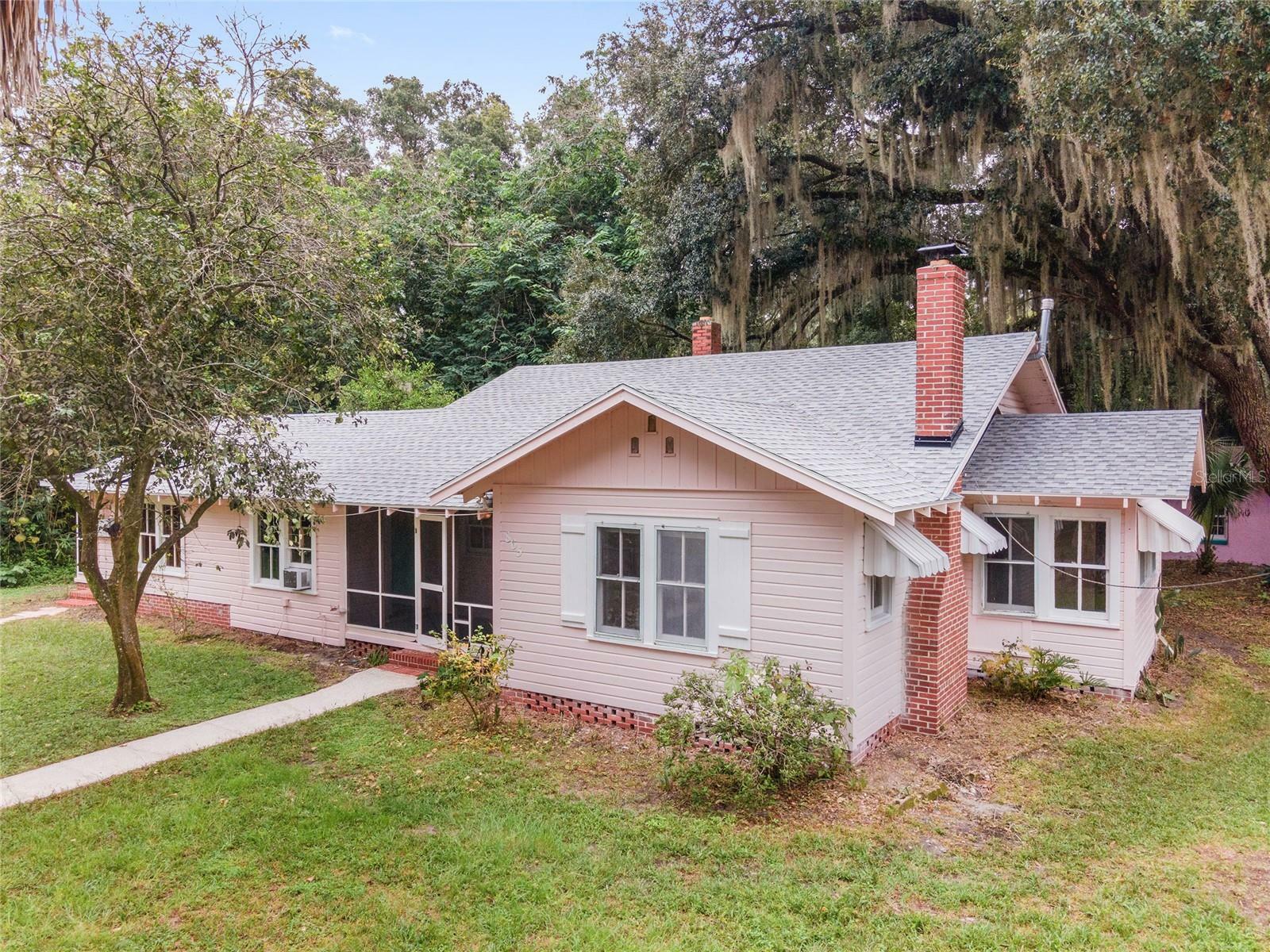 Property Photo:  865 NW 31st Avenue  FL 32609 