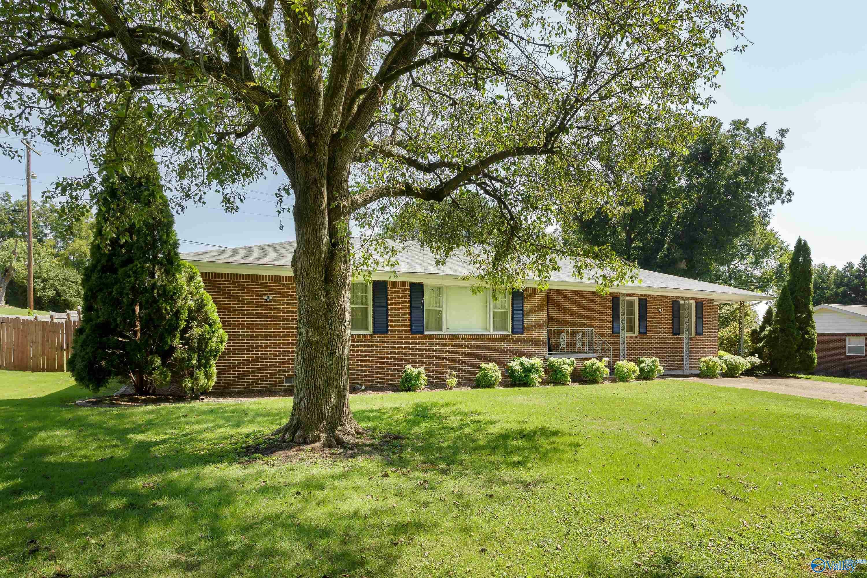 Property Photo:  1812 Crestline Avenue  AL 35660 