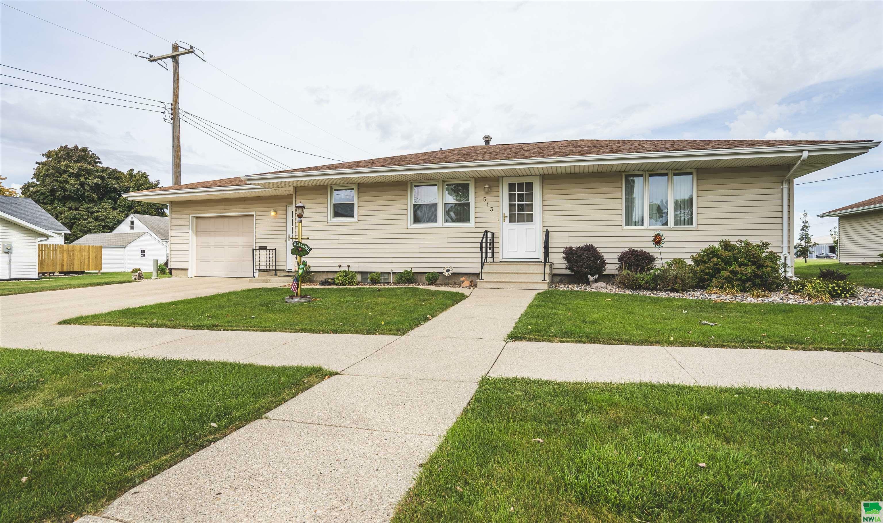 Property Photo:  513 Oak St  IA 51022 