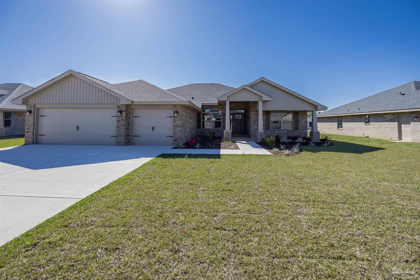 Property Photo: 6214 Pineapple Dr FL 32570