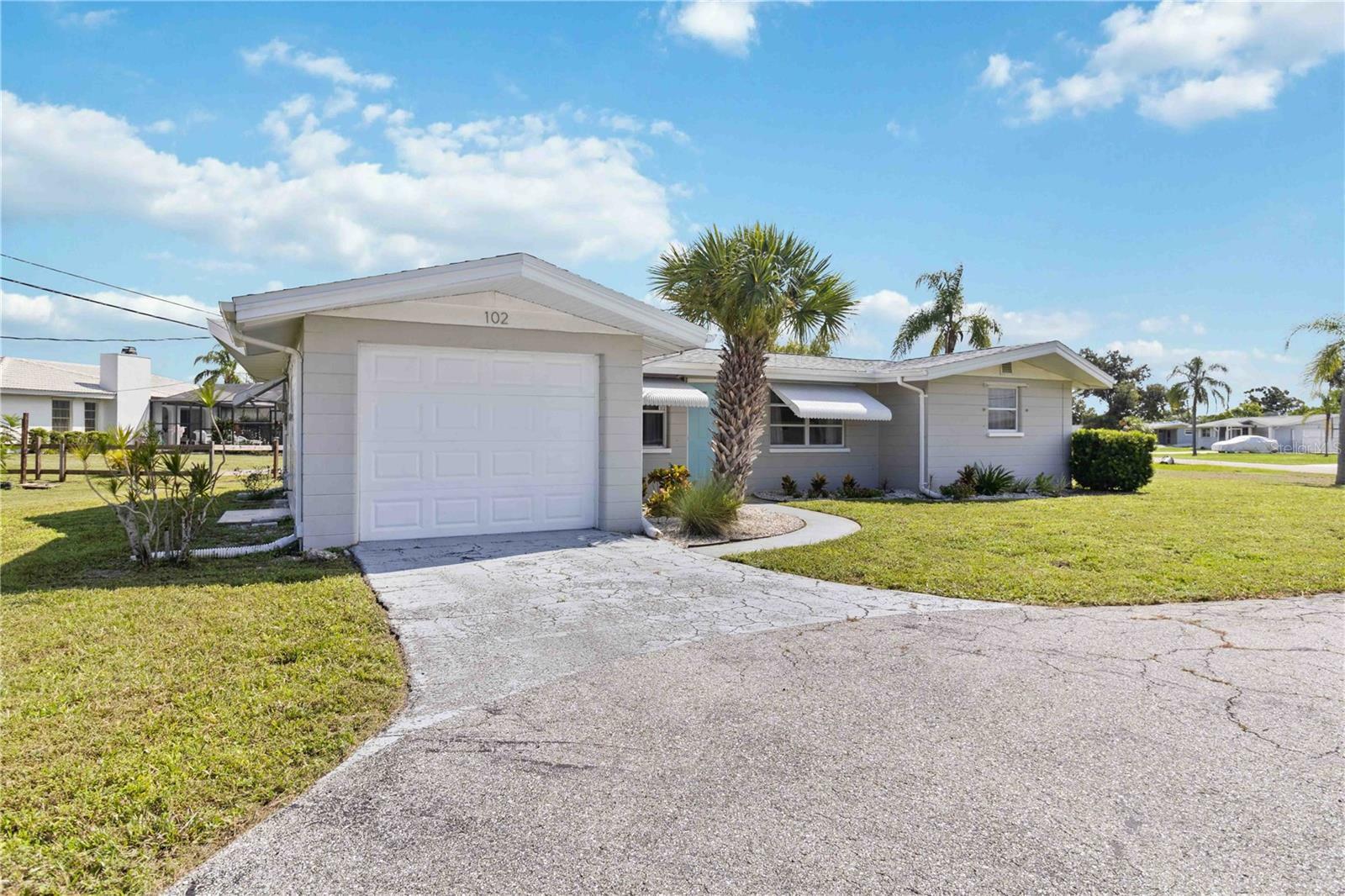 Property Photo:  102 E Wentworth Street  FL 34223 