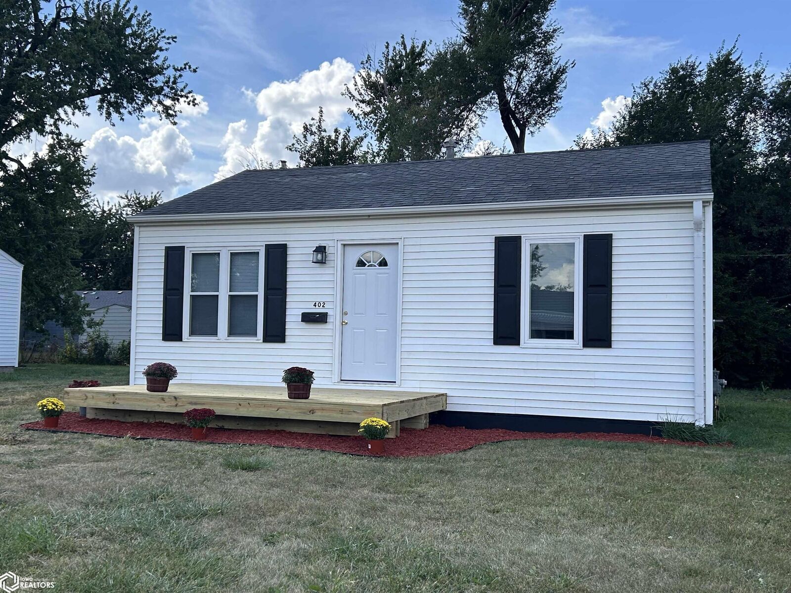 Property Photo:  402 N 13th Avenue  IA 50158
