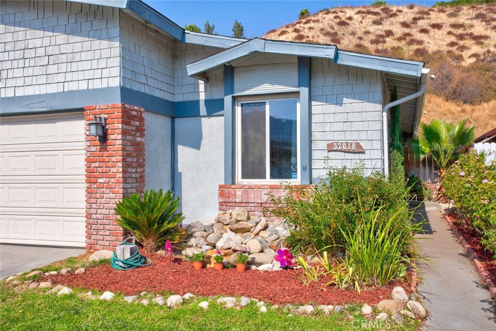 Property Photo: 32018 Quartz Lane CA 91384