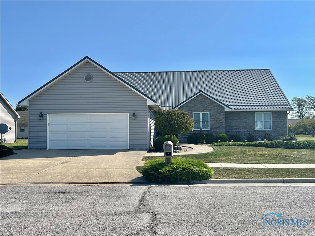 1306 Wedgewood Drive  Fostoria OH 44830 photo