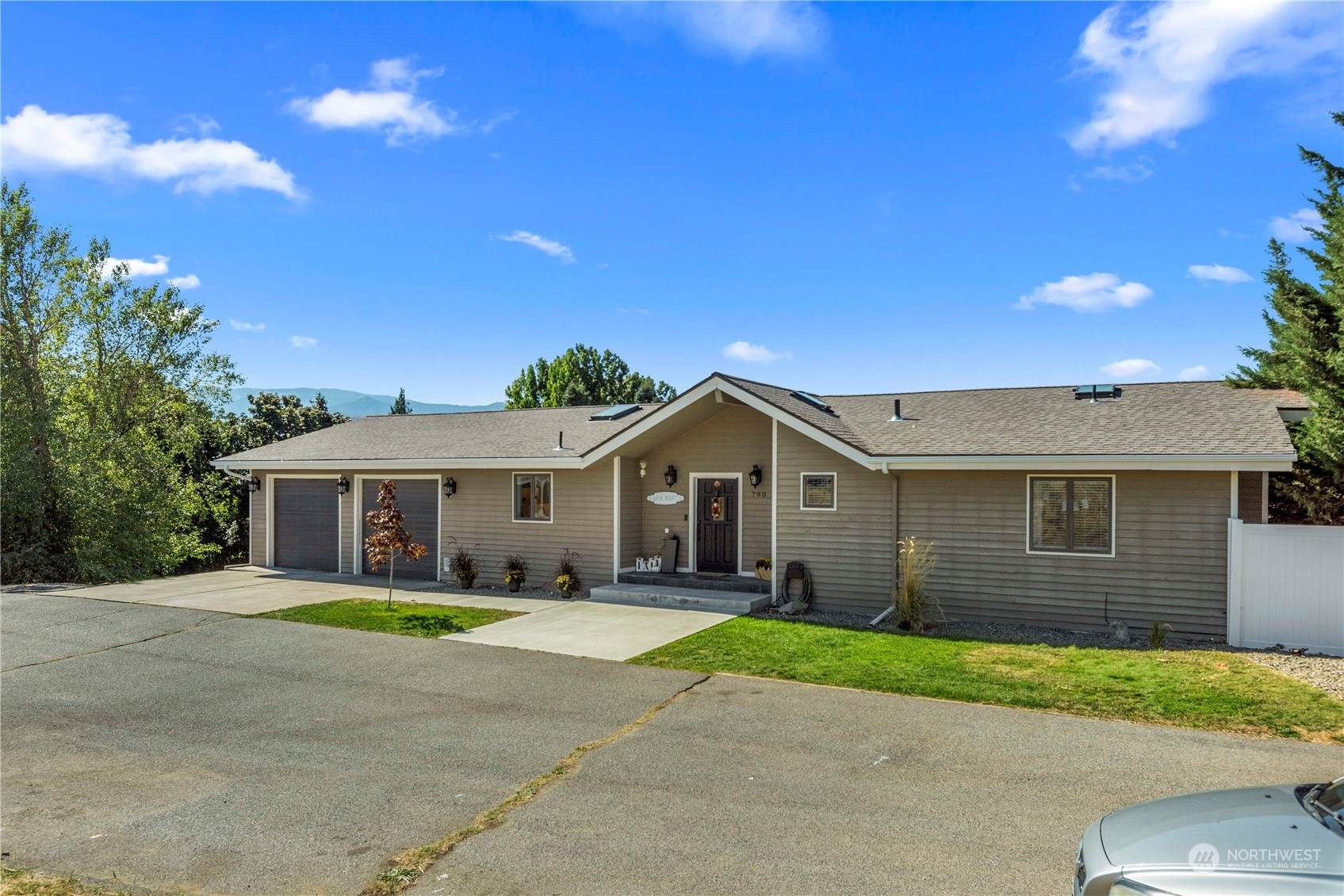 Property Photo:  790 10th Street NE  WA 98802 