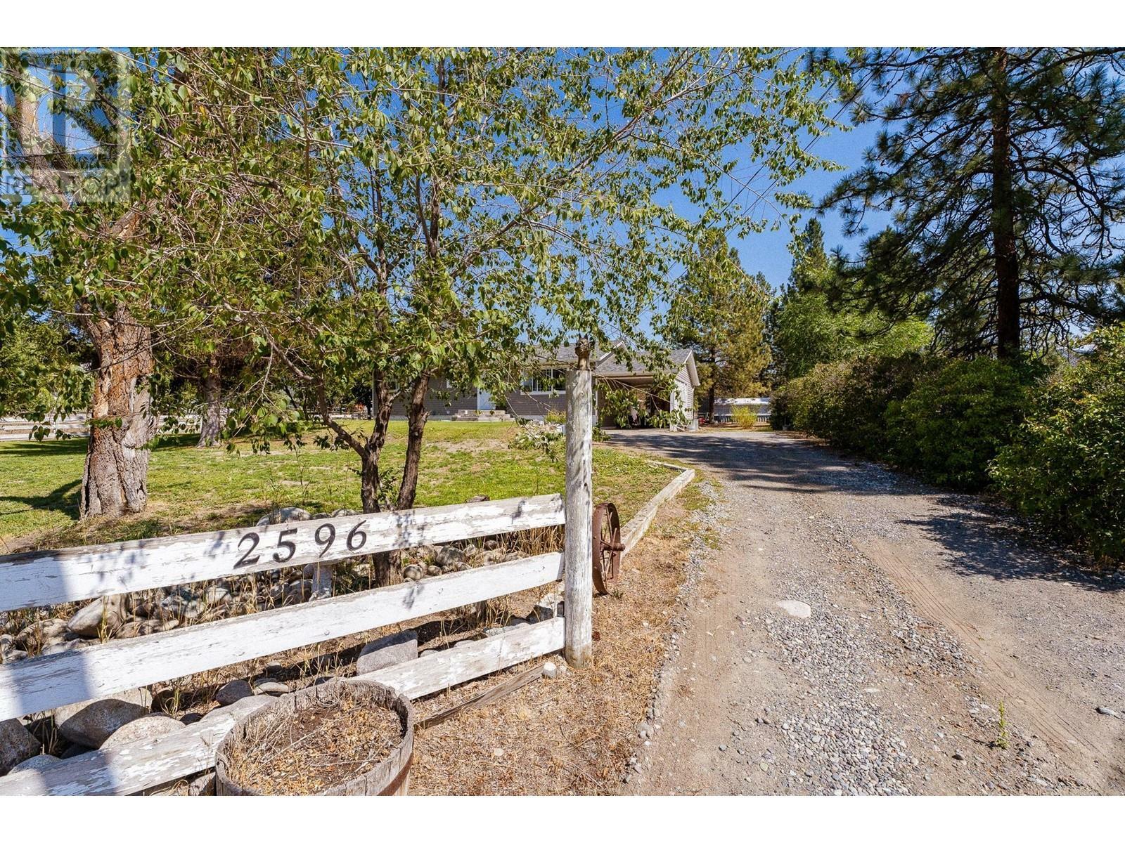 Photo de la propriété:  2596 Aberdeen Road  BC V1K 1B8 