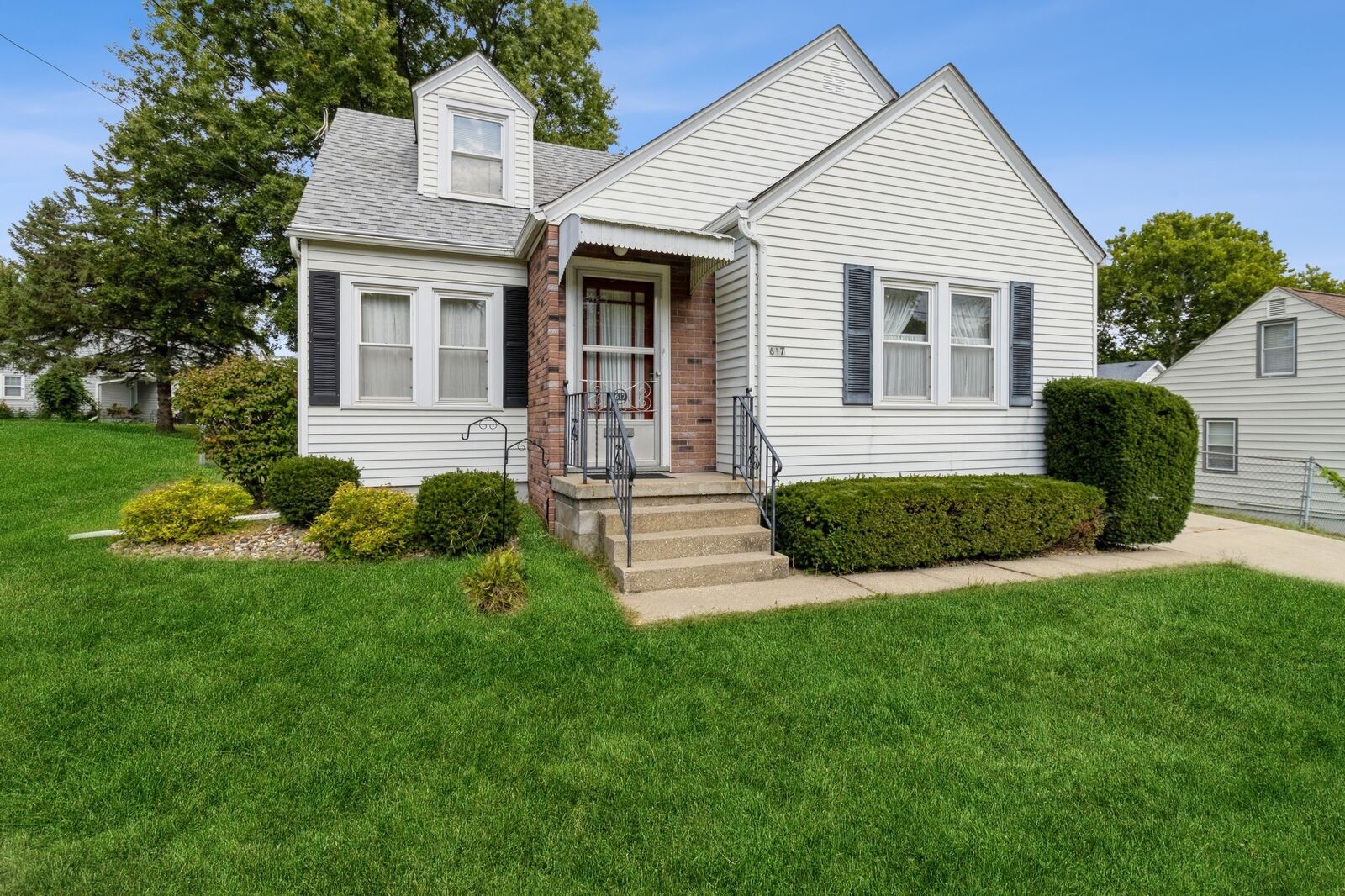 Property Photo: 617 Rose Avenue IA 50315