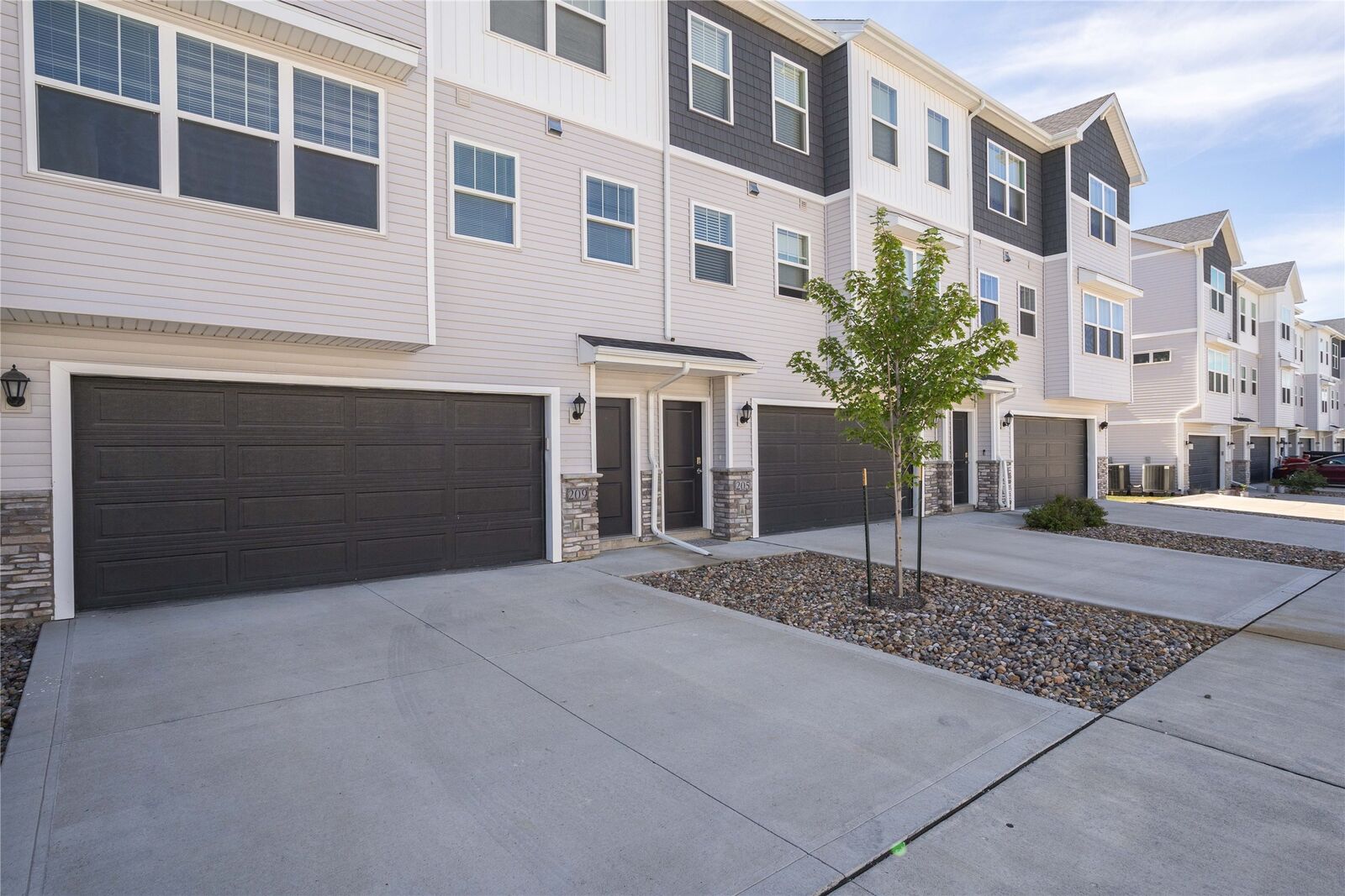 Property Photo:  209 NE 23rd Lane  IA 50021 