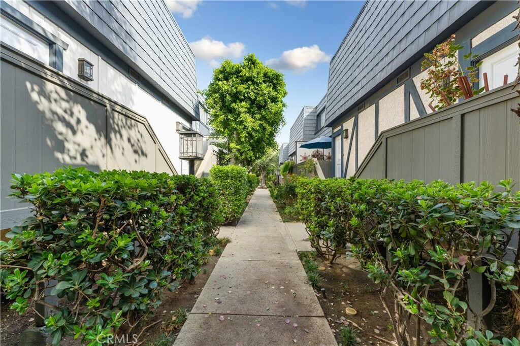 Property Photo:  18550 Hatteras Street 19  CA 91356 