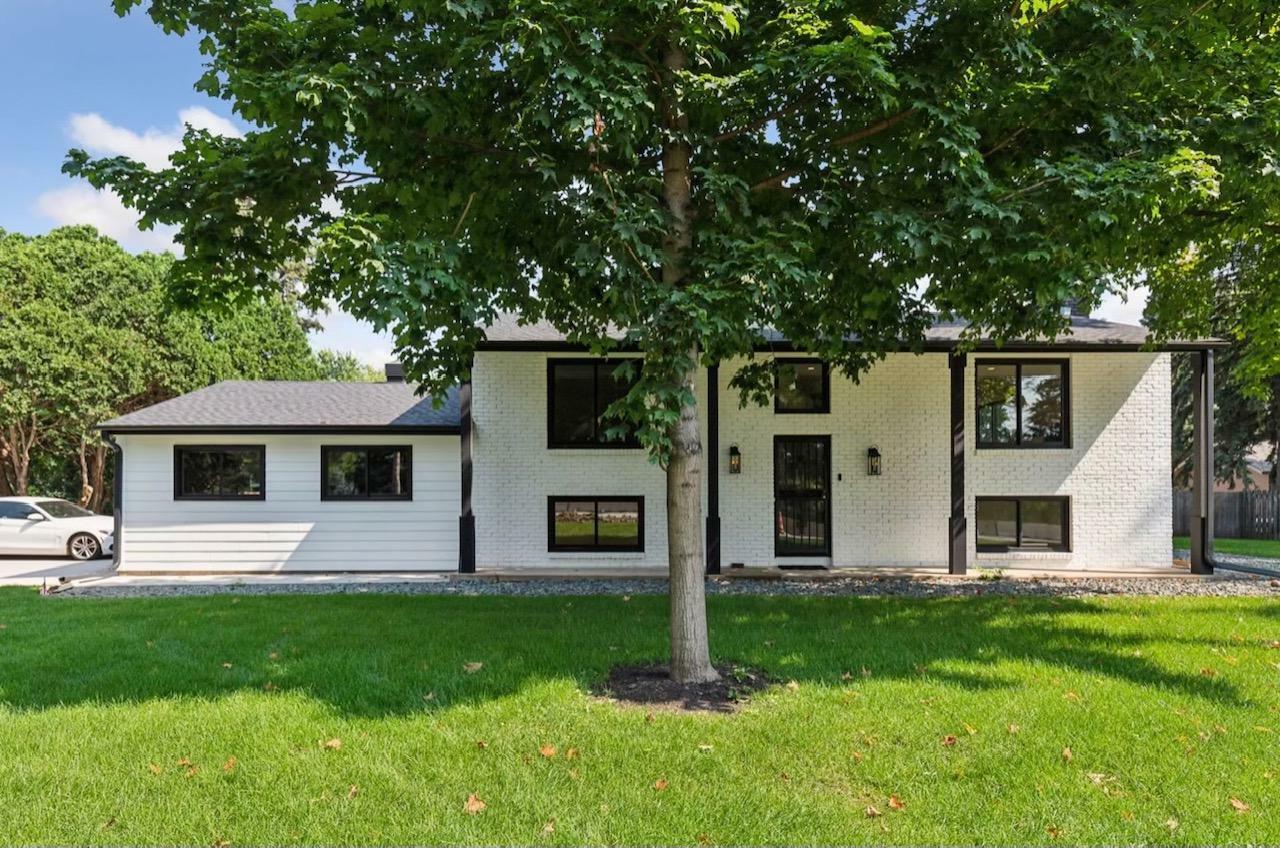 Property Photo:  2080 N Shore Drive  MN 55391 