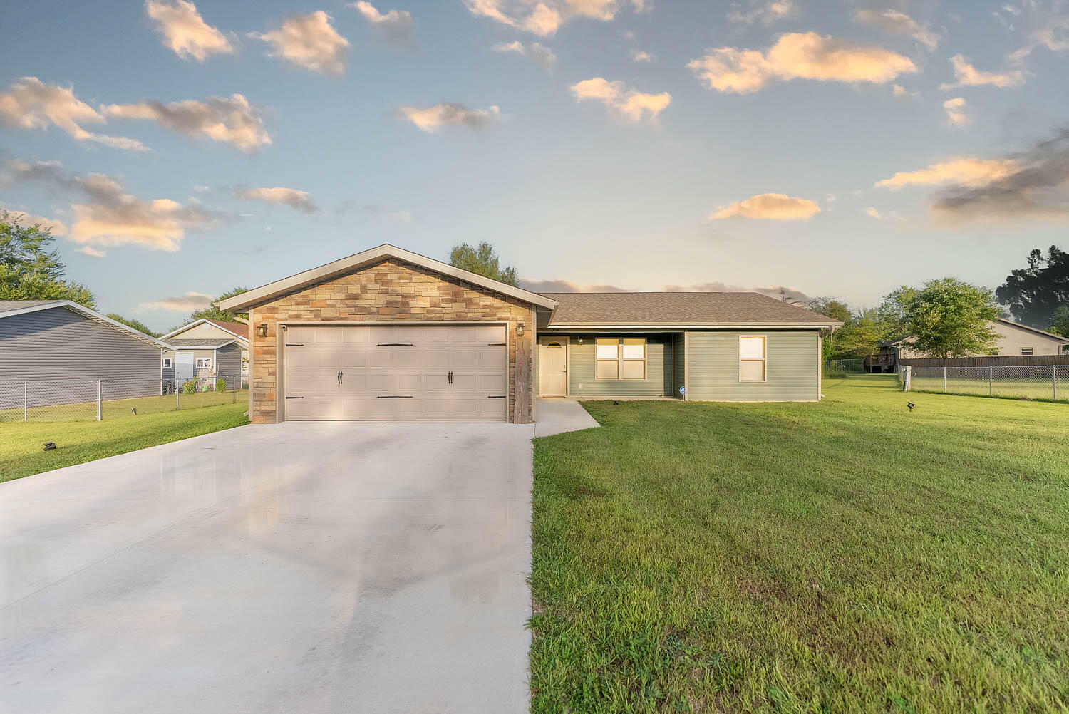 Property Photo:  704 Robin Road  MO 65711 