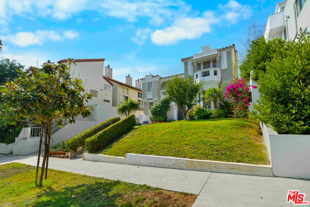 Property Photo:  865  S Lucerne Blvd  CA 90005 