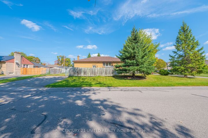 Property Photo: 892 Elmdale Cres ON K9H 6G2