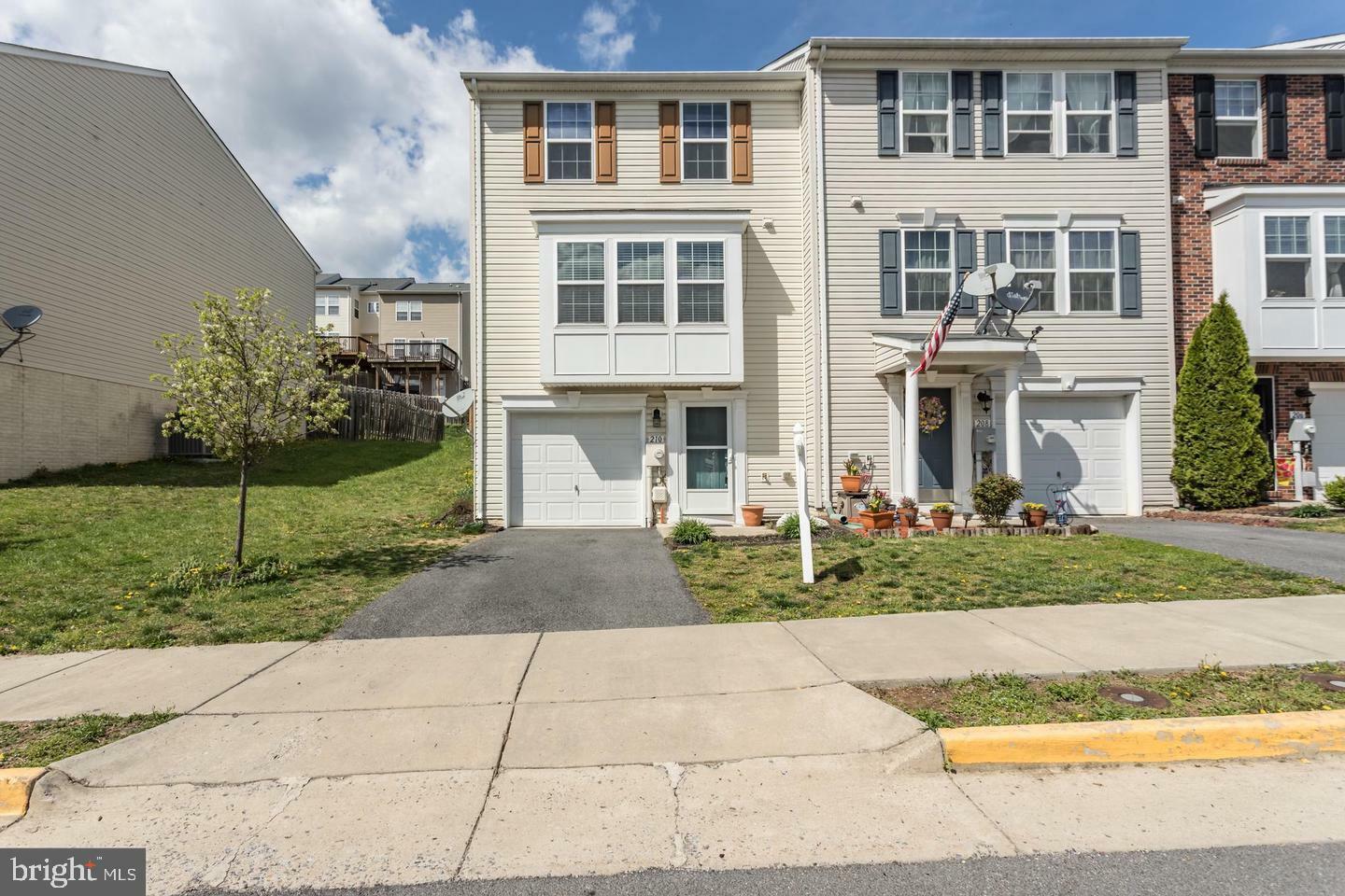 Property Photo: 210 Monticello Square VA 22602