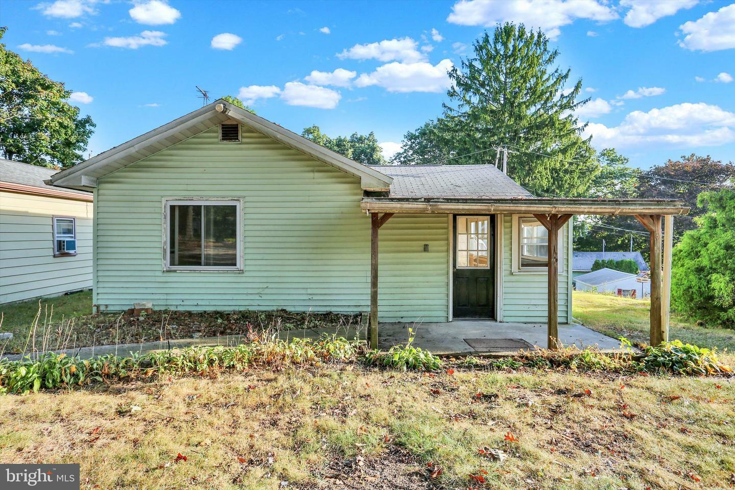 Property Photo:  16 Cottonwood Lane  PA 19560 